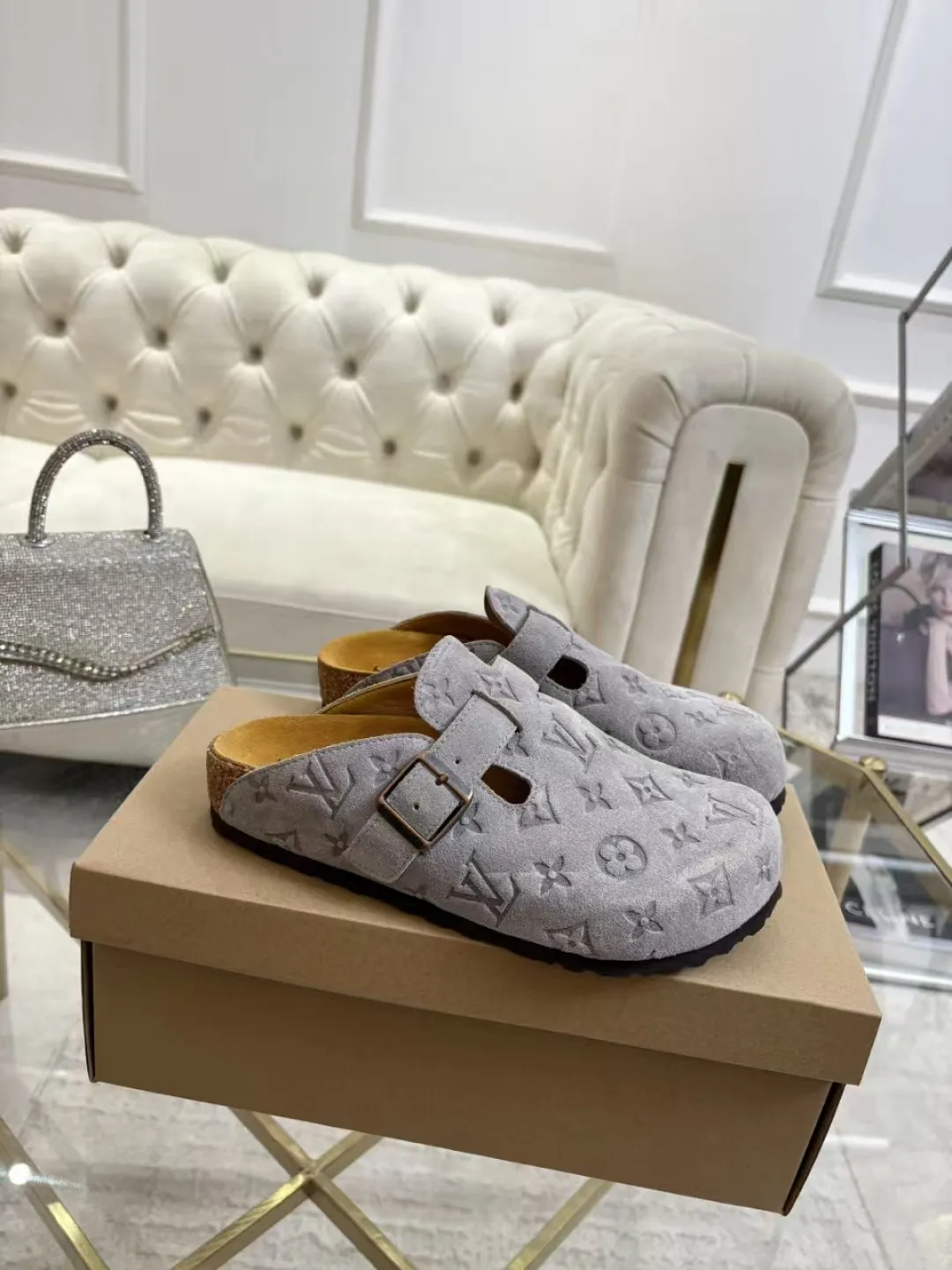 Women's p560 Men's p580 ✨ LV couple's toe-cap slippers | Full of high-end feel, you can walk with wind! ✨ This pair of LV classic toe-cap slippers is simply a "walking grass-planting machine"! Original three-dimensional embossed cowhide + cowhide fabric, the texture is high-end at first glance, and you will become a rich daughter/son in seconds ~💅 🌟 Why must you join TA? ✔️ Original embossed cowhide - clear texture but not cheap, classic presbyopia yyds ✔️ Belt buckle + metal logo - ecstatic control of details, exquisite to the heel! ✔️ Sheepskin lining + cushioned footbed - it feels like stepping on clouds ☁️, and you won’t feel tired when you go shopping~ ✔️ Non-slip rubber sole - walking is as stable as a mountain, and you are not afraid of slipping on rainy days!  👫 The best outfit for couples: Whether it’s shorts, T-shirts👕 or long skirts and suits👗, pairing these shoes with each other will immediately create a lazy and high-end atmosphere! Everyday outings/vacations, no matter what you shoot, it will look like a blockbuster📸🔥 The texture and foot feel that only the higher version can have, it is not a hit or a hit! Heartbeat is not as good as action. True love is true when both pairs are in pairs~💖 #LVcoupleslippers #高色综合 #好看不狠的 Feet #couples’ must-have